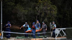 Australská policie zahájila práce na vyzvednutí vraku letadla.