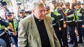 Třetí nejmocnější muž Vatikánu – australský kardinál George Pell (76) čelí obvinění ze zneužívání malých chlapců.