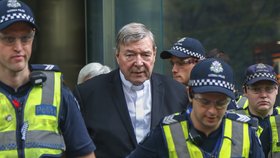 Třetí nejmocnější muž Vatikánu – australský kardinál George Pell (76) čelí obvinění ze zneužívání malých chlapců.