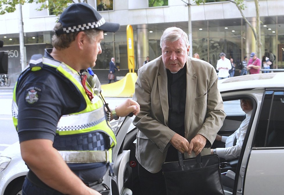 Třetí nejmocnější muž Vatikánu – australský kardinál George Pell (76) čelí obvinění ze zneužívání malých chlapců.