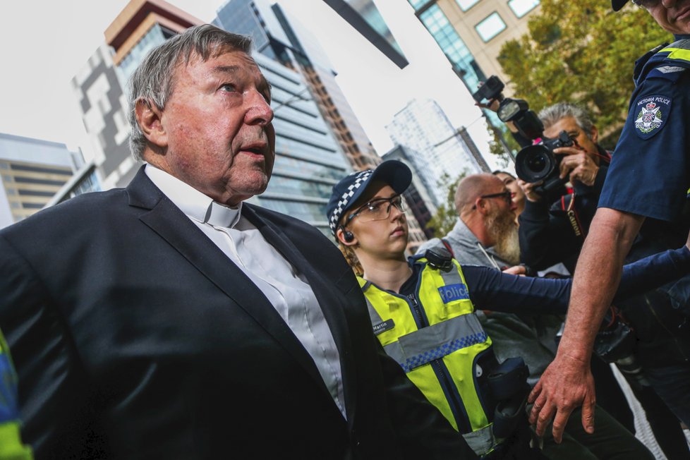 Třetí nejmocnější muž Vatikánu australský kardinál George Pell (76) čelí obvinění ze zneužívání malých chlapců.