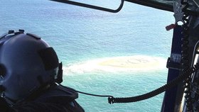 Na pomoc přiletěla helikoptéra, která naštěstí uviděla obří nápis