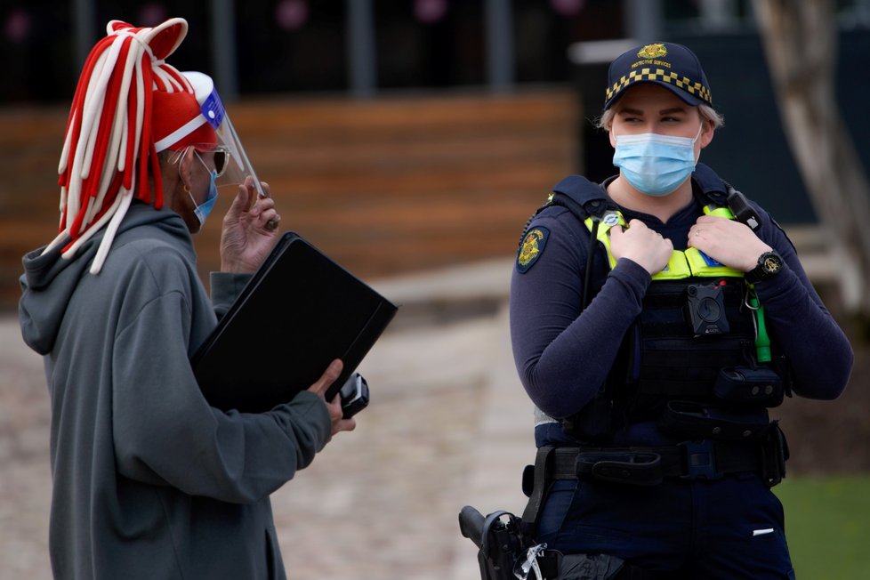 Australské město Melbourne se stalo prvním tamním městem, kde lidé musí povinně nosit na veřejnosti roušky. Úřady o tom rozhodly kvůli velkému nárůstu počtu případů nákazy novým koronavirem v posledních dnech (23. 7. 2020).