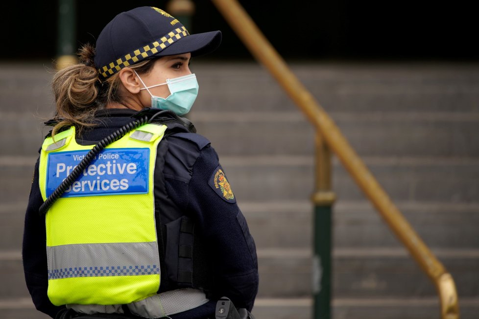 Australské město Melbourne se stalo prvním tamním městem, kde lidé musí povinně nosit na veřejnosti roušky. Úřady o tom rozhodly kvůli velkému nárůstu počtu případů nákazy novým koronavirem v posledních dnech. (23. 7. 2020)