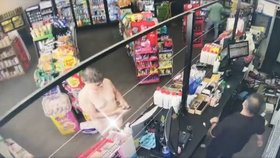 Šok na benzínové pumpě v Austrálii! Muž přišel zaplatit úplně nahý.