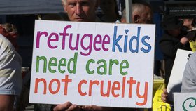 Ochránci lidských práv požadují, aby australská vláda zrušila uprchlický tábor na ostrově Nauru a přivezla uprchlíky do Austrálie.