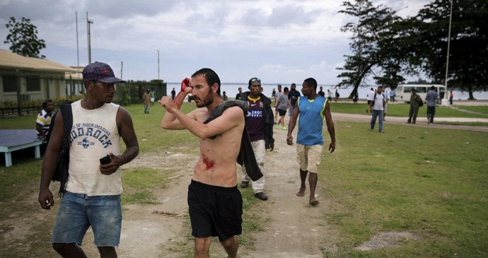 Austrálie se dohodla s Papuou-Novou Guinejí: Uzavře kontroverzní centrum pro uprchlíky.