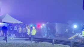 Při nehodě autobusu v Austrálii zahynulo nejméně deset lidí.