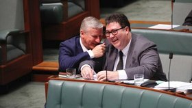 Australský poslanec George Christensen s kolegou poslancem Michaelem McCormackem.