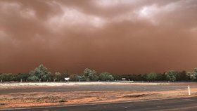Zvláštní fenomén v Austrálii, město Charlesville se ztratilo ve víru oranžového prachu.