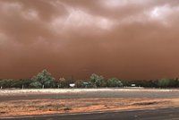 To ještě nezažili: Australské město se ztratilo ve víru oranžového prachu