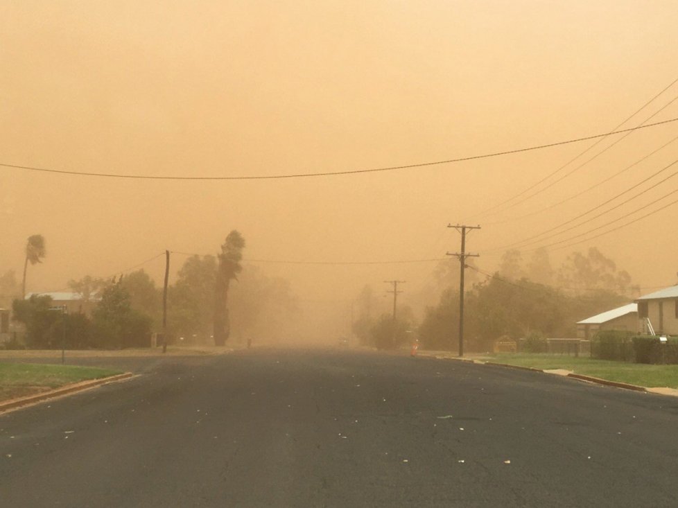 Zvláštní fenomén v Austrálii, město Charlesville se ztratilo ve víru oranžového prachu.