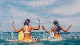 Dívky na australské pláži v resortu Surfers Paradise (ilustrační foto)