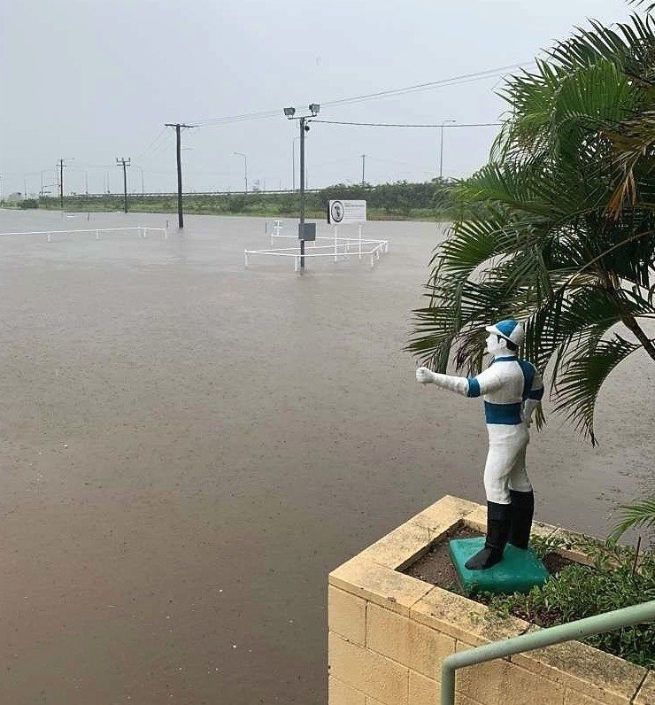 Australské město Townsville dál čelí stoleté povodni.