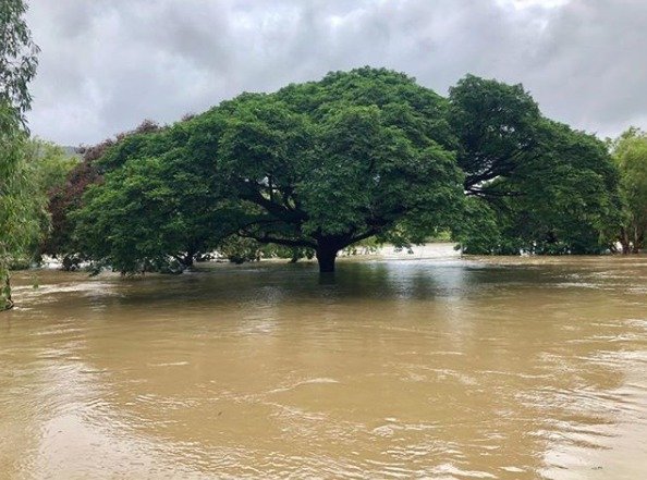 Australské město Townsville dál čelí stoleté povodni.