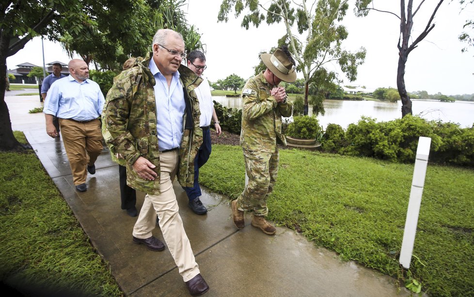 Australský premiér Scott Morrison navštívil queenslandské město zasažené povodněmi.