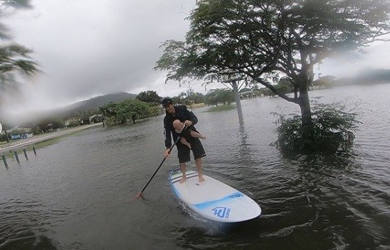 Část australského Queenslandu zasáhla stoletá povodeň. Voda vyplavila krokodýly a hady. Otec své dítě ze zatopené oblasti odvezl na paddleboardu, (04.02.2019).