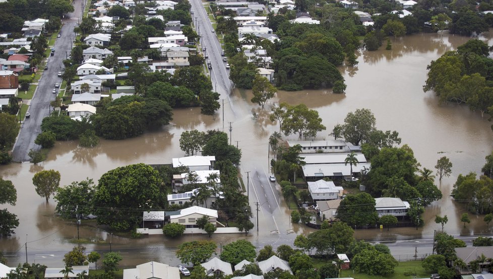 Část australského Queenslandu zasáhla stoletá povodeň. Voda vyplavila krokodýly a hady, (04.02.2019).