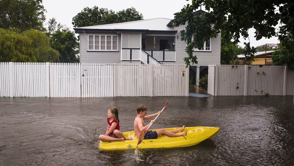 Část australského Queenslandu zasáhla stoletá povodeň. Voda vyplavila krokodýly a hady, (04.02.2019).