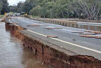 Austrálii zasáhly mohutné povodně, silnice blokují trosky. „Je to děsivé,“ zoufají místní
