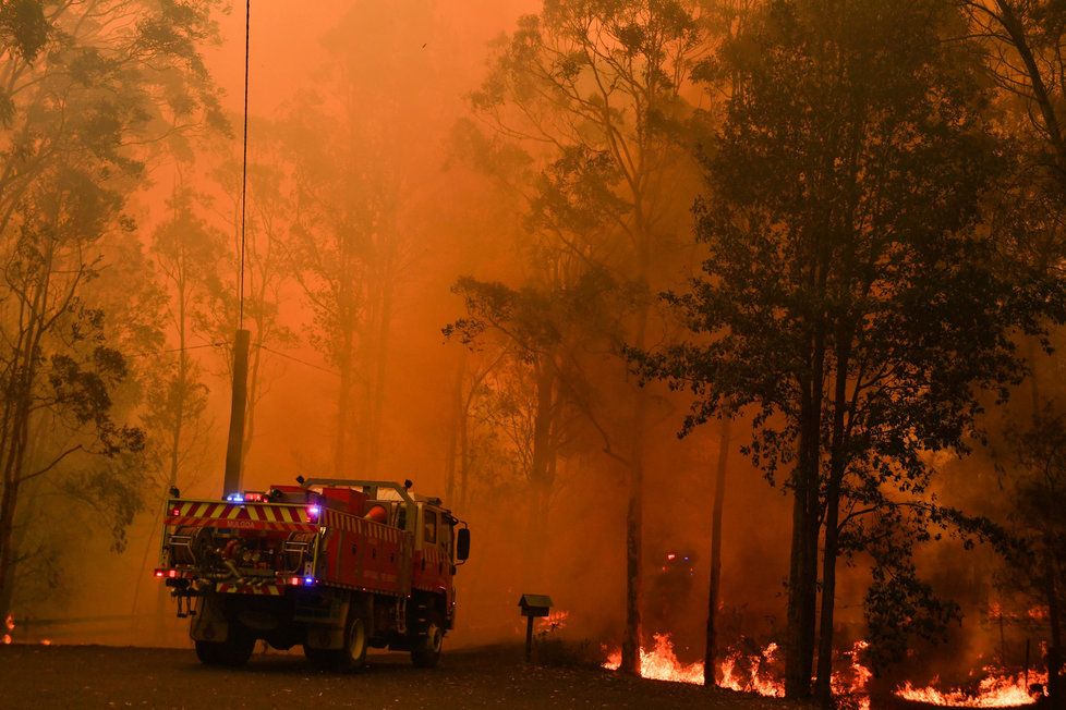 V Austrálii dál zuří požáry, plameny dorazily na hranici Sydney, velkoměsto halí hustý dým (10. 12. 2019).