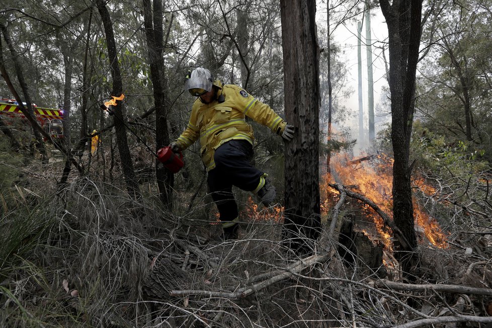 V Austrálii dál zuří požáry, plameny dorazily na hranici Sydney, velkoměsto halí hustý dým, (10.12.2019).