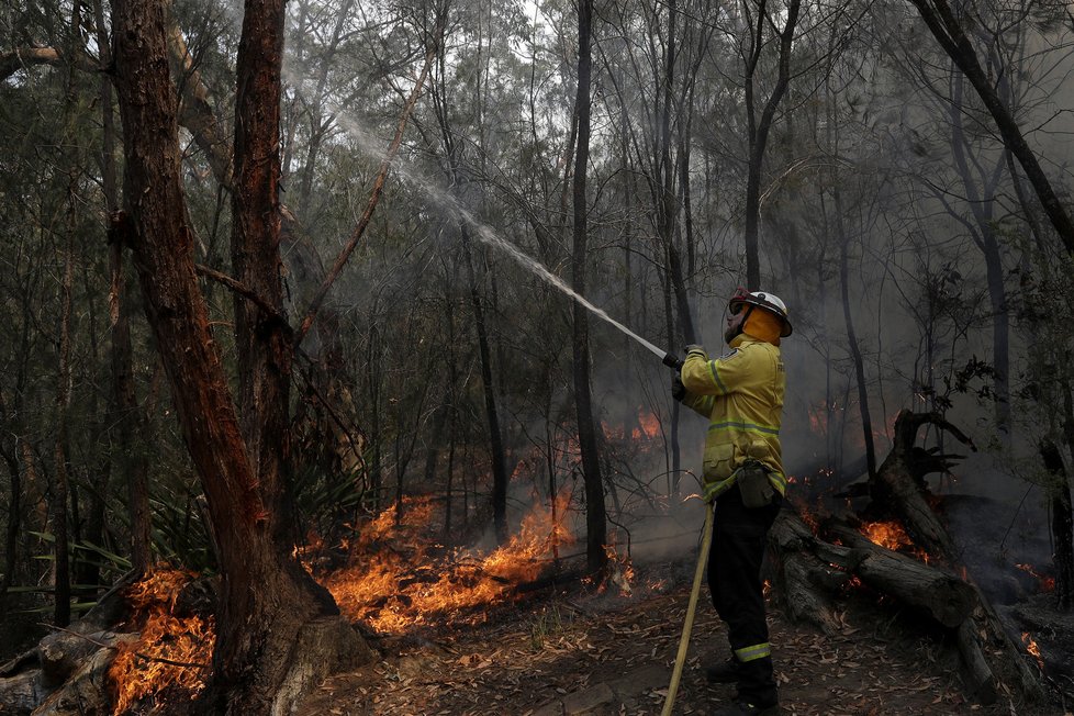 V Austrálii dál zuří požáry, plameny dorazily na hranici Sydney, velkoměsto halí hustý dým, (10. 12. 2019).