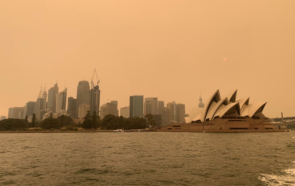 V Austrálii dál zuří požáry, plameny dorazily na hranici Sydney, velkoměsto halí hustý dým, (10. 12. 2019).