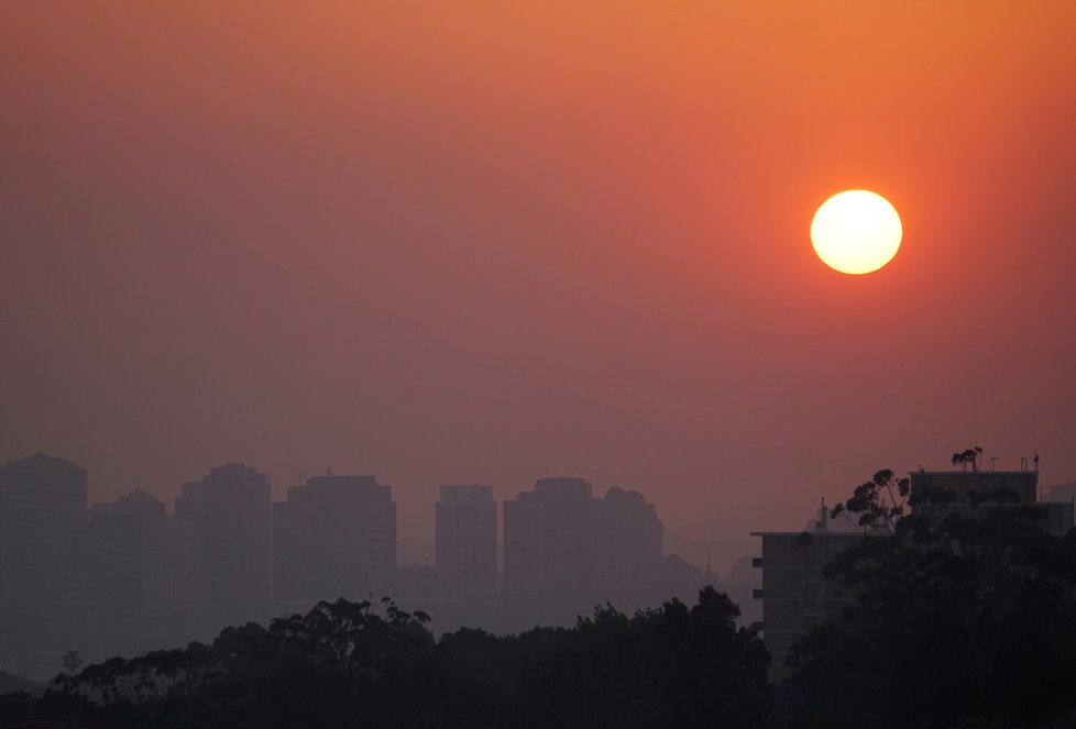 V Austrálii dál zuří požáry, plameny dorazily na hranici Sydney, velkoměsto halí hustý dým, (10. 12. 2019).