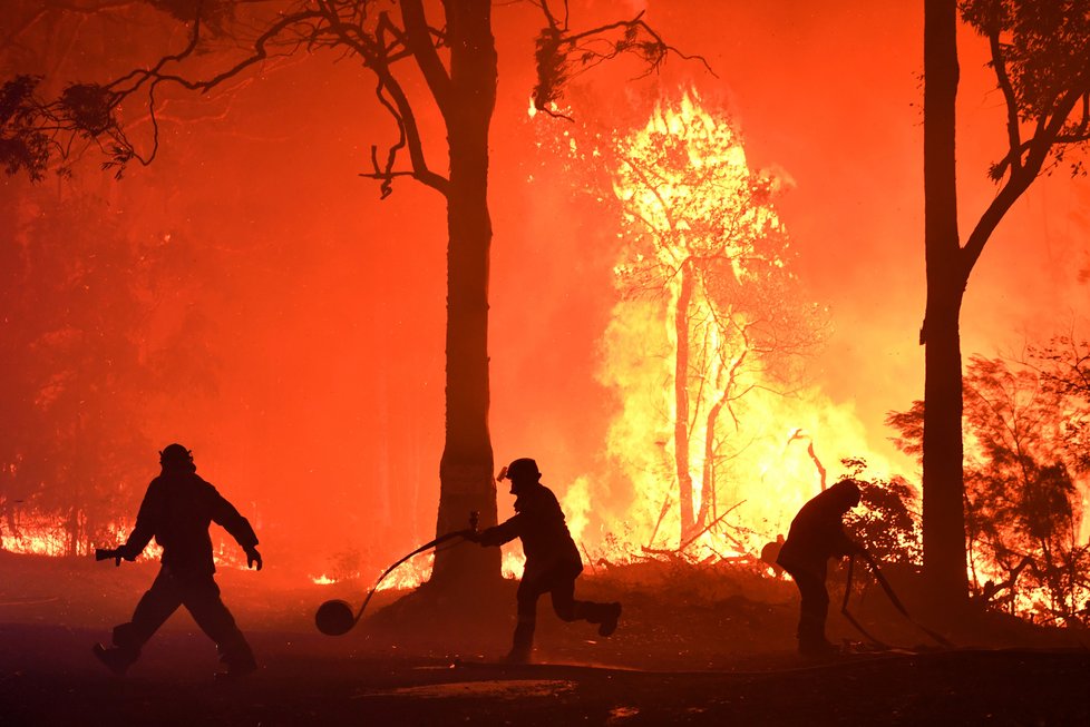 V Austrálii dál zuří požáry, plameny dorazily na hranici Sydney, velkoměsto halí hustý dým (10. 12. 2019).