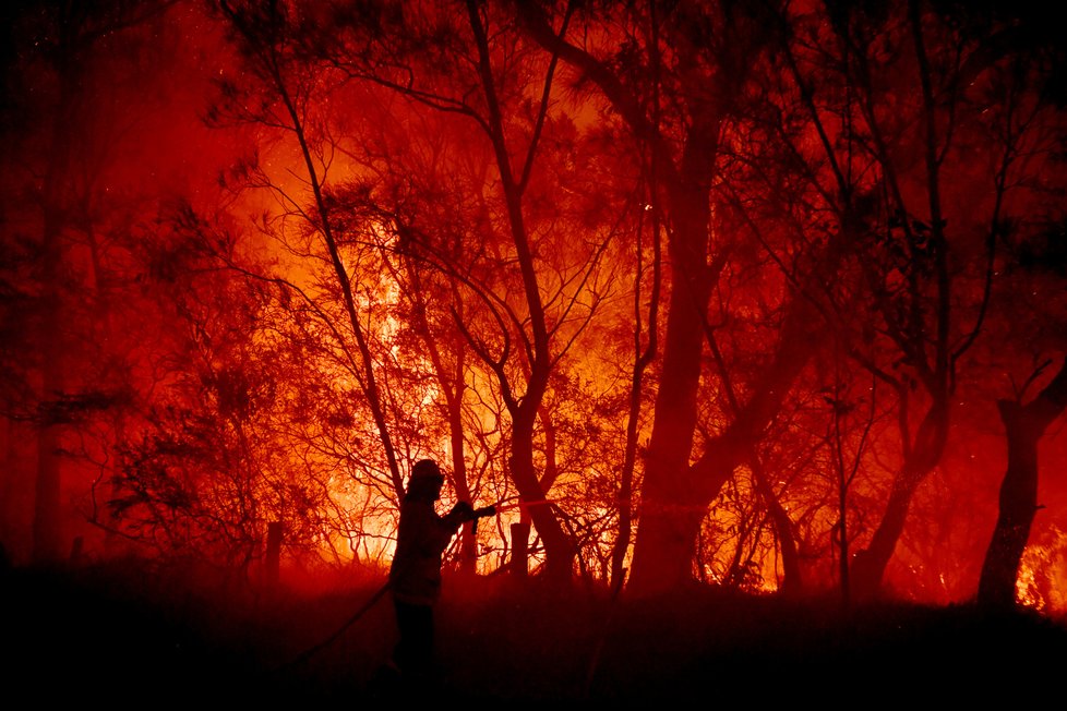 V Austrálii dál zuří požáry, plameny dorazily na hranici Sydney, velkoměsto halí hustý dým, (10. 12. 2019).