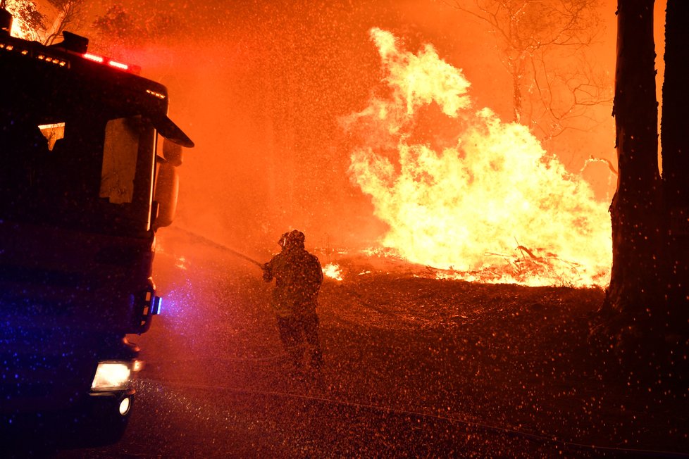 V Austrálii dál zuří požáry, plameny dorazily na hranici Sydney, velkoměsto halí hustý dým (10. 12. 2019).