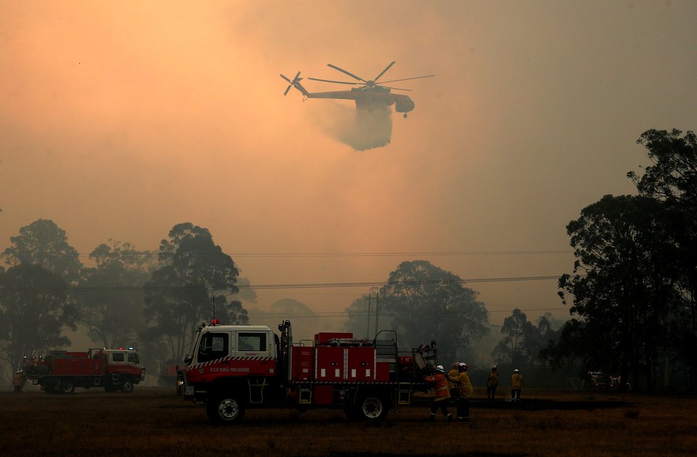 V Austrálii dál zuří požáry, plameny dorazily na hranici Sydney, velkoměsto halí hustý dým (10. 12. 2019).