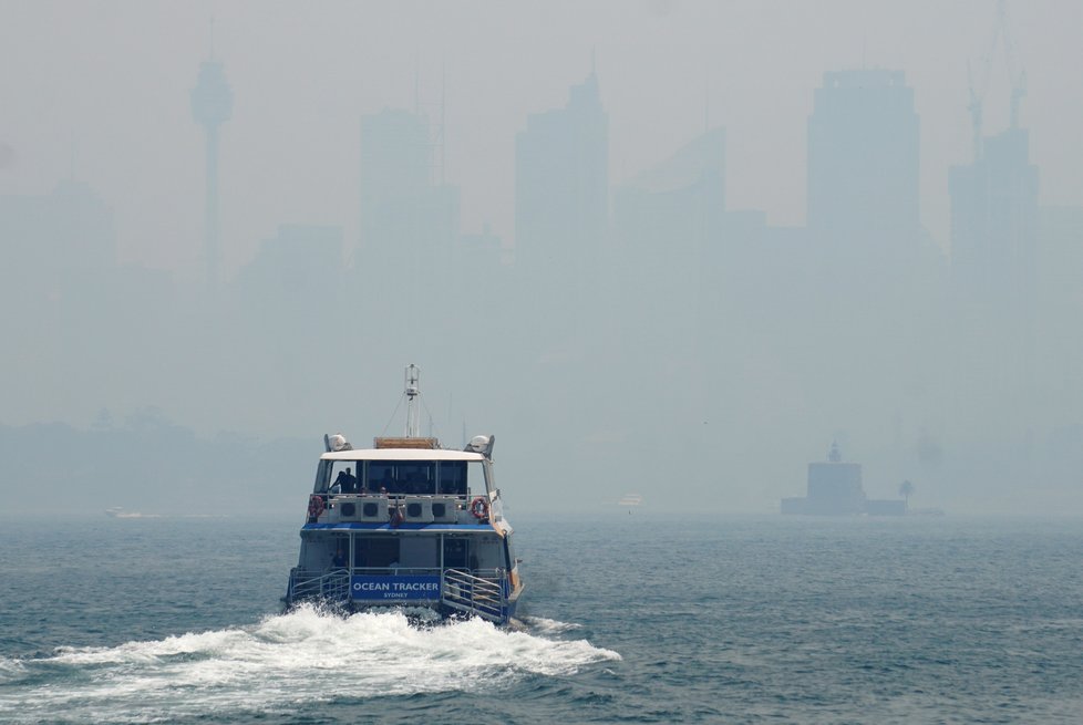 V Austrálii dál zuří požáry, plameny dorazily na hranici Sydney, velkoměsto halí hustý dým, (10. 12. 2019).