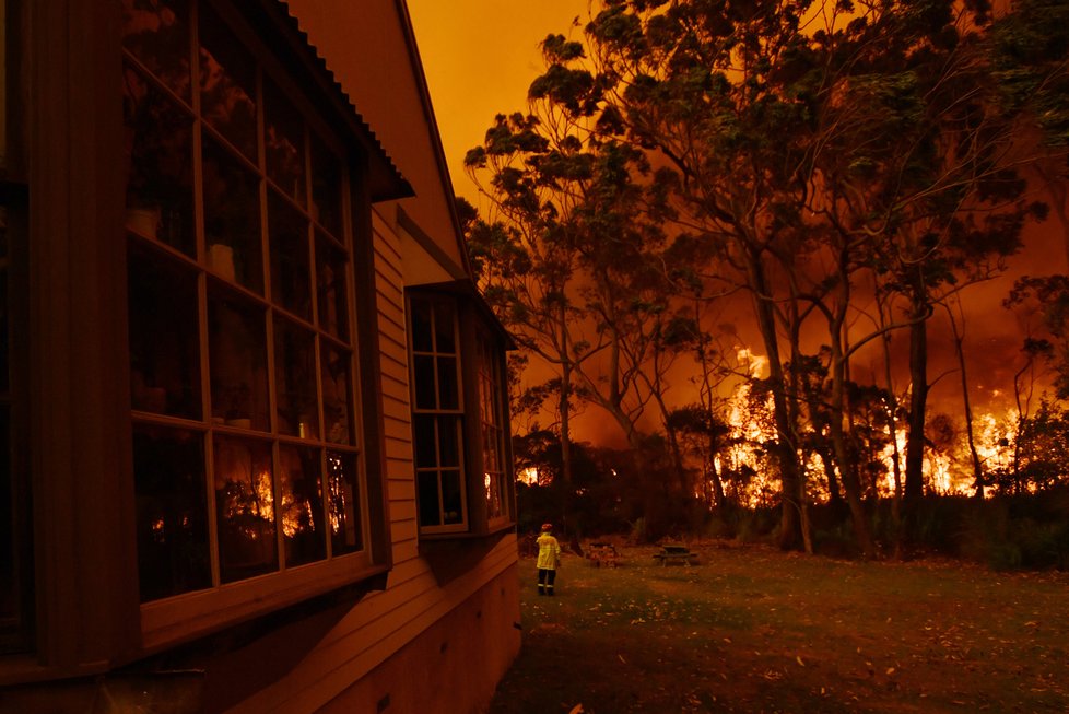 V Austrálii dál zuří požáry, plameny dorazily na hranici Sydney, velkoměsto halí hustý dým, (10. 12. 2019).