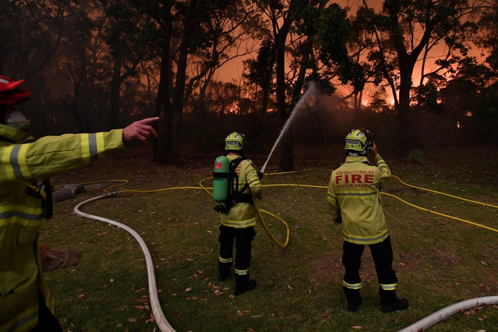 V Austrálii dál zuří požáry, plameny dorazily na hranici Sydney, velkoměsto halí hustý dým, (10. 12. 2019).