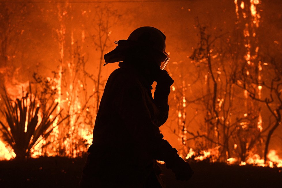 V Austrálii dál zuří požáry, plameny dorazily na hranici Sydney, velkoměsto halí hustý dým, (10. 12. 2019).