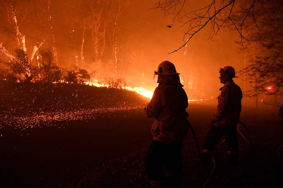 V Austrálii dál zuří požáry, plameny dorazily na hranici Sydney, velkoměsto halí hustý dým (10. 12. 2019).