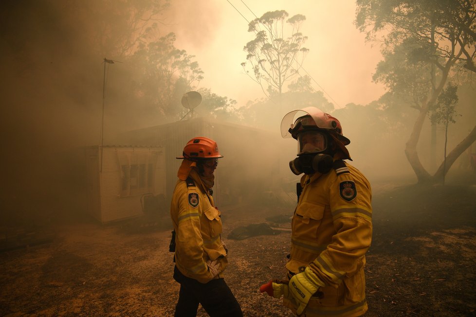 V Austrálii dál zuří požáry, plameny dorazily na hranici Sydney, velkoměsto halí hustý dým (10. 12. 2019).