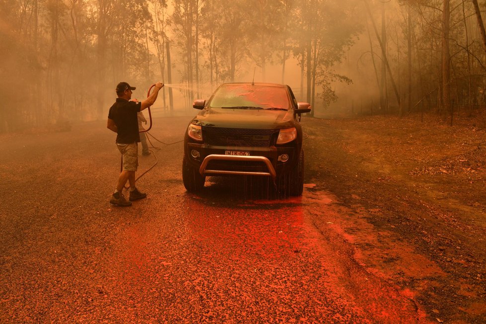 V Austrálii dál zuří požáry, plameny dorazily na hranici Sydney, velkoměsto halí hustý dým (10. 12. 2019).