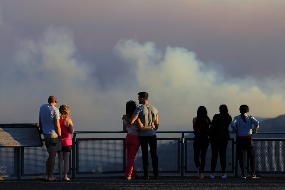 V Austrálii dál zuří požáry, plameny dorazily na hranici Sydney, velkoměsto halí hustý dým (10. 12. 2019).