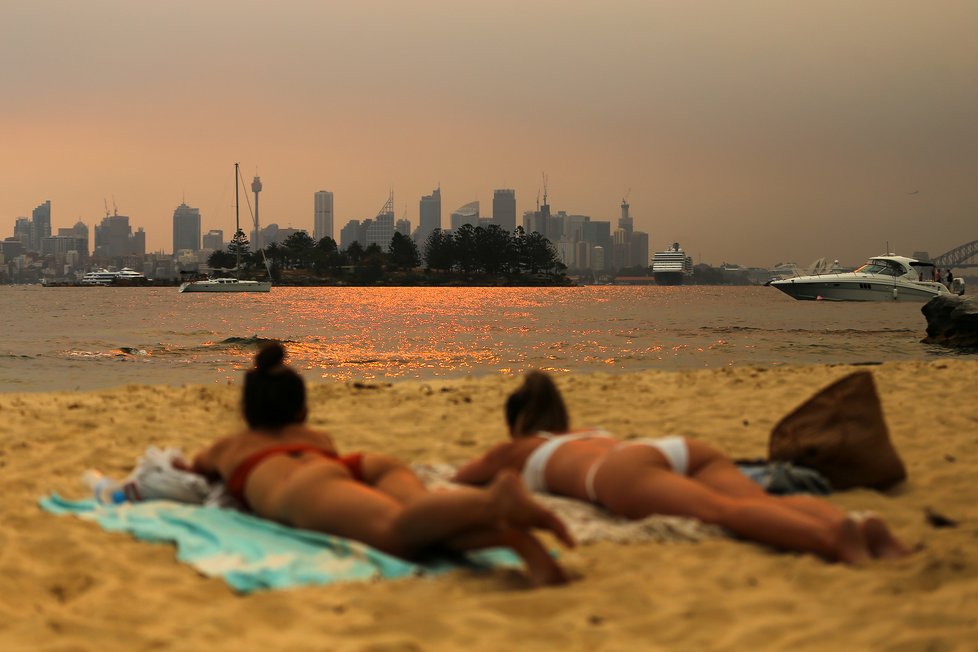 V Austrálii dál zuří požáry, plameny dorazily na hranici Sydney, velkoměsto halí hustý dým, (10.12.2019).