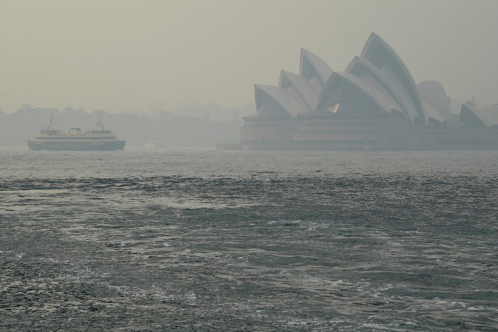 V Austrálii dál zuří požáry, plameny dorazily na hranici Sydney, velkoměsto halí hustý dým, (10.12.2019).