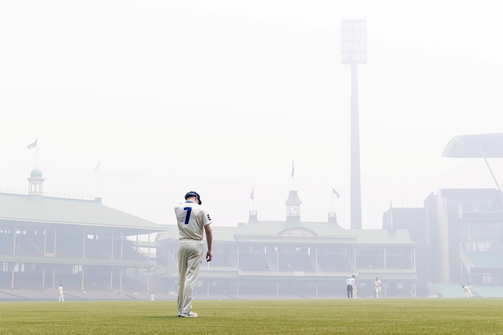 V Austrálii dál zuří požáry, plameny dorazily na hranici Sydney, velkoměsto halí hustý dým (10. 12. 2019).