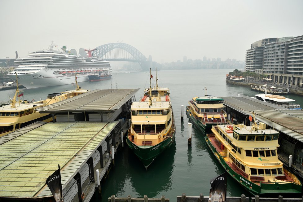 V Austrálii dál zuří požáry, plameny dorazily na hranici Sydney, velkoměsto halí hustý dým, (10.12.2019).