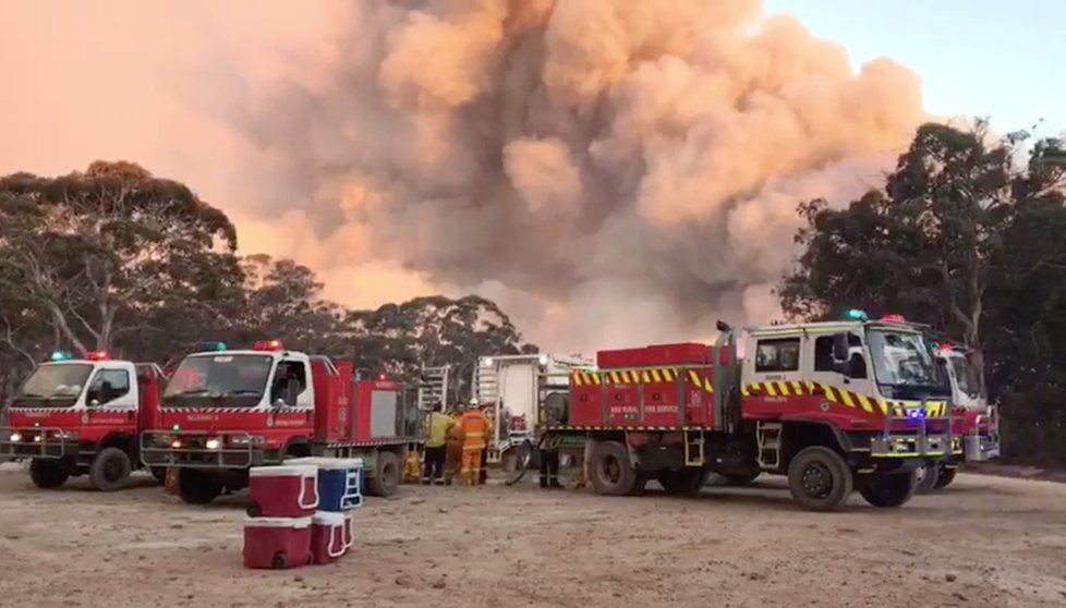 V Austrálii dál zuří požáry, plameny dorazily na hranici Sydney, velkoměsto halí hustý dým, (10.12.2019).