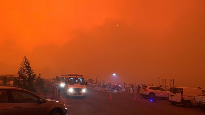 Austrálii dál ničí požáry, obyvatele města Mallacoota a turisty uvěznil oheň na pláži, (31.12.2019).