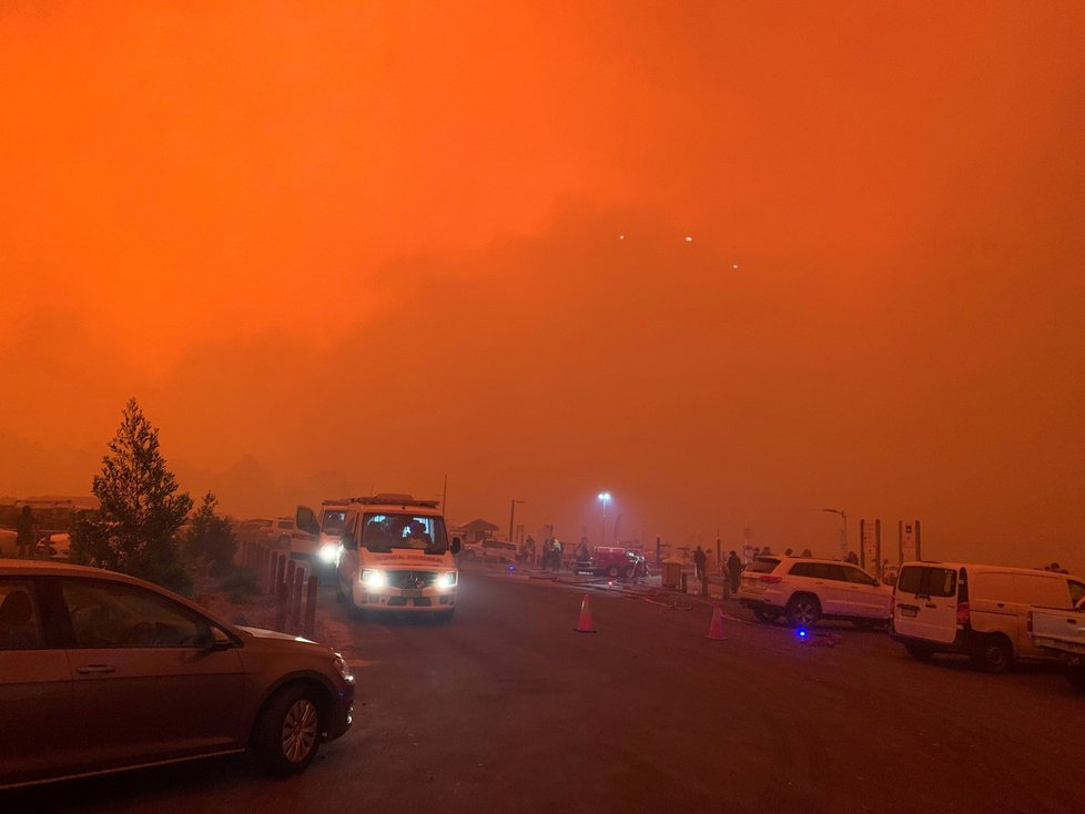 Austrálii dál ničí požáry, obyvatele města Mallacoota a turisty uvěznil oheň na pláži, (31.12.2019).