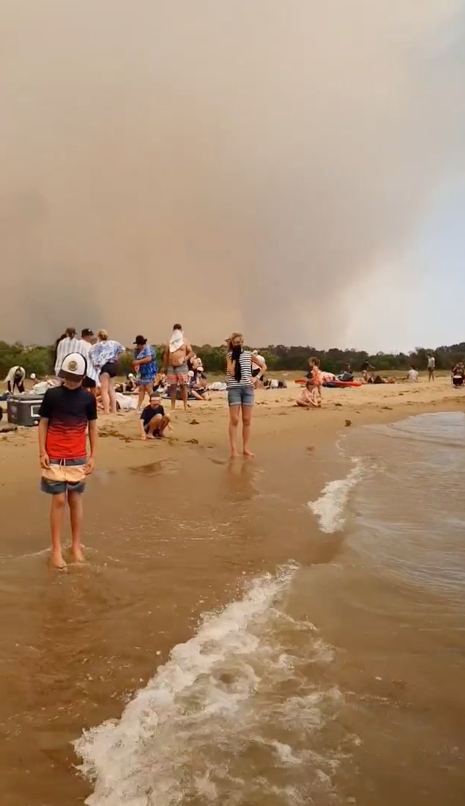 Austrálii dál ničí požáry, obyvatele města Mallacoota a turisty uvěznil oheň na pláži, (31. 12. 2019).