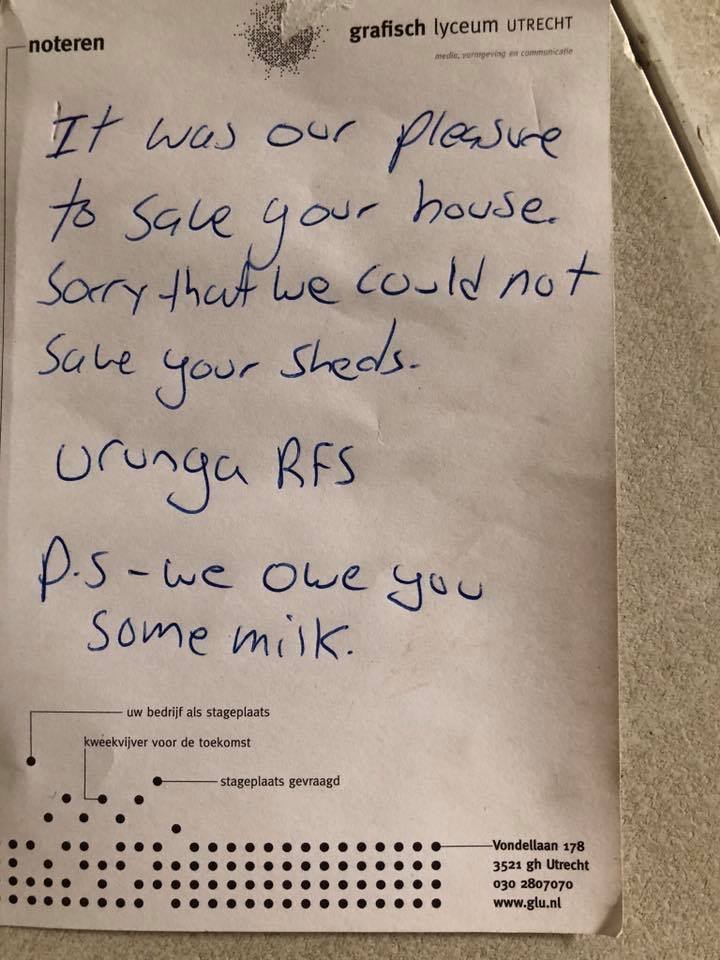 Omluvný vzkaz, který hasiči zanechali majiteli domu.